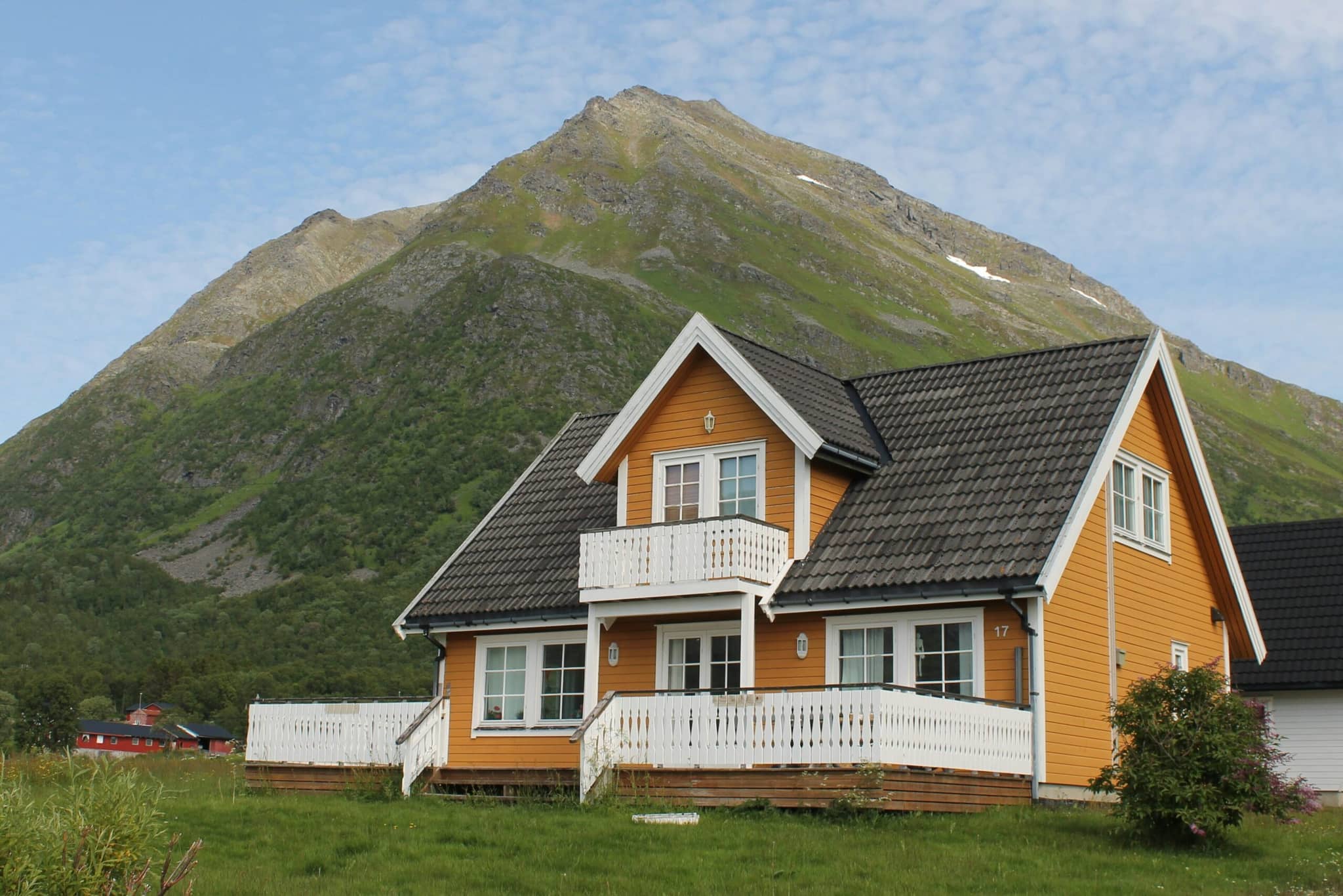 Gult hus foran et fjell